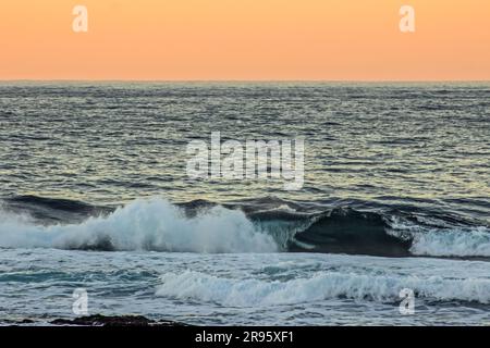 Die Wellen brechen im Morgengrauen im südlichen Indischen Ozean, an der Küste der Garden Route, Südafrika Stockfoto