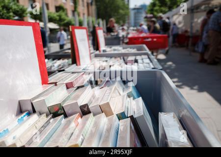 Selektiver Fokus auf Stapel und Reihe gebrauchter Jahrbücher wird im Second Hand Book Store im Freien verkauft. Stockfoto