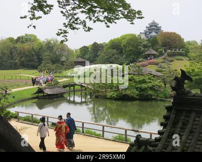 Korakuen gehört zu den drei besten Landschaftsgärten Japans und ist ein Spaziergang mit der geliehenen Landschaft von Okayama Castle im Hintergrund. Stockfoto
