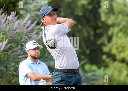 Norman, OK, USA. 24. Juni 2023. Vince India erreicht seinen Abschlag am 18. Tee während der Fortsetzung der zweiten Runde (wetterbedingt verzögert) des Golfturniers Korn Ferry Tour Compliance Solutions Championship im Jimmie Austin Golf Club in Norman, OK. Gray Siegel/CSM/Alamy Live News Stockfoto