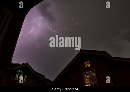 Srinagar, Indien. 24. Juni 2023. Blitze während eines Gewitters in Srinagar, der Sommerhauptstadt von Jammu und Kaschmir. (Foto: Saqib Majeed/SOPA Images/Sipa USA) Guthaben: SIPA USA/Alamy Live News Stockfoto