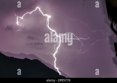 Srinagar, Indien. 24. Juni 2023. Blitze während eines Gewitters in Srinagar, der Sommerhauptstadt von Jammu und Kaschmir. (Foto: Saqib Majeed/SOPA Images/Sipa USA) Guthaben: SIPA USA/Alamy Live News Stockfoto