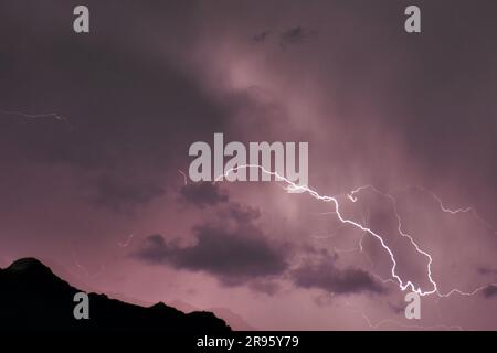 Srinagar, Indien. 24. Juni 2023. Blitze während eines Gewitters in Srinagar, der Sommerhauptstadt von Jammu und Kaschmir. (Foto: Saqib Majeed/SOPA Images/Sipa USA) Guthaben: SIPA USA/Alamy Live News Stockfoto