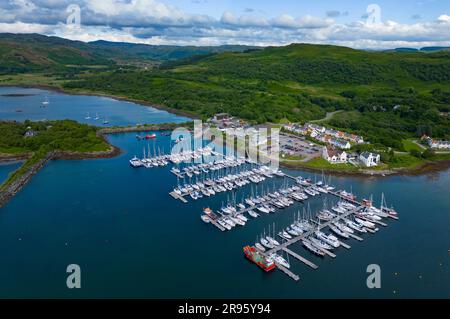 Lochgilphead, Argyll und Bute, Schottland, Großbritannien. 24. Juni 2023 Unvergleichlicher Blick auf Craobh Haven, ein kleines Dorf und Segelhafen in Argyll und Bute nördlich von Lochgilphead. Das Dorf und insbesondere sein Pub, der Lord of the Isles, ist Berichten zufolge ein beliebter Ort für bekannte Politiker, um kurze Pausen zu machen. Iain Masterton/Alamy Live News Stockfoto