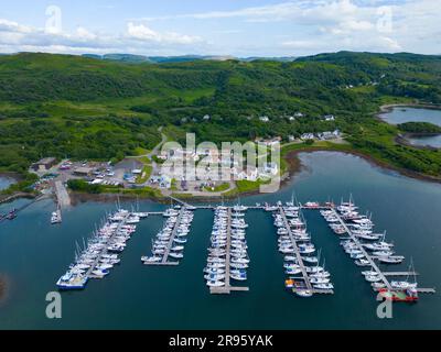 Lochgilphead, Argyll und Bute, Schottland, Großbritannien. 24. Juni 2023 Unvergleichlicher Blick auf Craobh Haven, ein kleines Dorf und Segelhafen in Argyll und Bute nördlich von Lochgilphead. Das Dorf und insbesondere sein Pub, der Lord of the Isles, ist Berichten zufolge ein beliebter Ort für bekannte Politiker, um kurze Pausen zu machen. Iain Masterton/Alamy Live News Stockfoto