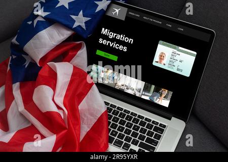 Laptop vom Migrationszentrum, usa-Flagge Stockfoto