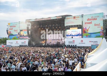 Wien, Österreich. 24. Juni 2023 Österreichischer Sänger Julian Le Play auf der Hauptbühne des „Donauinselfests“ 40. mit seinen bekanntesten Songs. ©Andreas Stroh Stockfoto