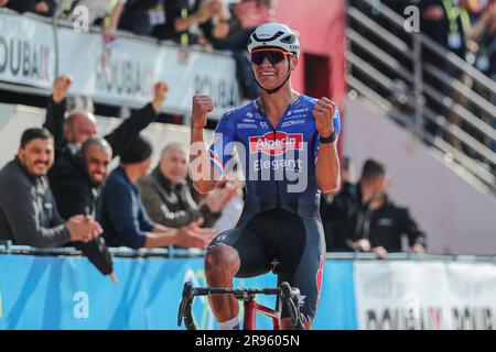 Roubaix, Frankreich, 9. April 2023 Mathieu Van der Poel von Alpecin Deceuninck feiert den Sieg von Paris Roubaix im berühmten Roubaix Velodrome Stockfoto