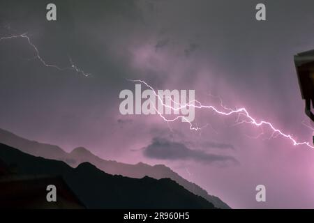 Srinagar, Indien. 24. Juni 2023. Blitze während eines Gewitters in Srinagar, der Sommerhauptstadt von Jammu und Kaschmir. (Kreditbild: © Saqib Majeed/SOPA Images via ZUMA Press Wire) NUR REDAKTIONELLE VERWENDUNG! Nicht für den kommerziellen GEBRAUCH! Stockfoto