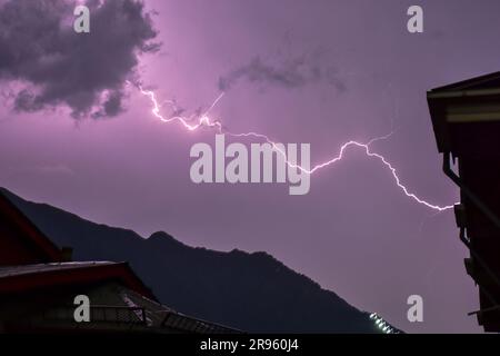 Srinagar, Indien. 24. Juni 2023. Blitze während eines Gewitters in Srinagar, der Sommerhauptstadt von Jammu und Kaschmir. (Kreditbild: © Saqib Majeed/SOPA Images via ZUMA Press Wire) NUR REDAKTIONELLE VERWENDUNG! Nicht für den kommerziellen GEBRAUCH! Stockfoto