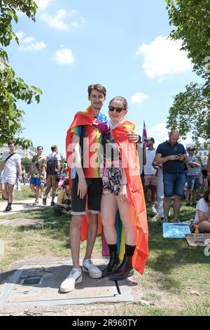 Paris, Frankreich. 24. Juni 2023. Zwei Demonstranten während des Pride-marsches. Der von Inter-LGBT organisierte „Moment der Forderungen“, Paraden und Konzerte zur Unterstützung von Mitgliedern der LGBTQIA-Gemeinschaft am 24. Juni 2023 in Paris. Foto: Christophe Michel/ABACAPRESS.COM Kredit: Abaca Press/Alamy Live News Stockfoto