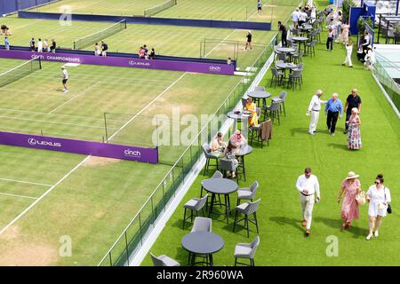 24. Juni 2023; Cinch Championships, Queens Club, West Kensington, London, England: Cinch Championships Queens Club, 6. Tag; Tennis-Fans betreten das Gelände des Queens Club Stockfoto