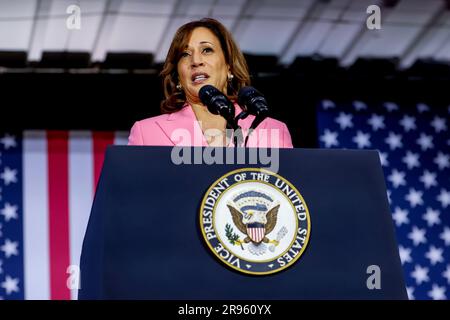 Charlotte, Usa. 24. Juni 2023. US-Vizepräsidentin Kamala Harris spricht am 23. Juni 2023 im Grady Cole Center in Charlotte, North Carolina, USA, anlässlich des einjährigen Jubiläums der Entscheidung des US-Obersten CourtÕs Dobbs. Mit dem Urteil des Obersten Gerichtshofs der USA in der Rechtssache Dobbs gegen Jackson Women's Health Organization wurde der wegweisende Fall von Abtreibungsrechten von Roe gegen Wade aufgehoben. Kredit: SIPA USA/Alamy Live News Stockfoto