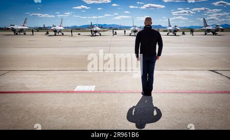 Die US Air Force Thunder Birds treten im 2023 Thunder and Lightning Over Arizona in Tucson, Arizona, auf. Stockfoto