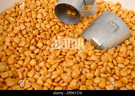 Eine Schachtel Lupini-Bohnen mit Tassen zum Aufsaugen, die in Spanien und Portugal oft als traditionelle Snacks serviert werden Stockfoto