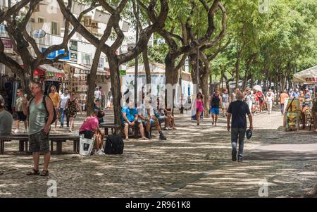 Albufeira, Portugal - 24. Juni 2023: Touristen, die sich im Sommer im Badeort Albufeira in der südlichen Algarve Portugals entspannen Stockfoto