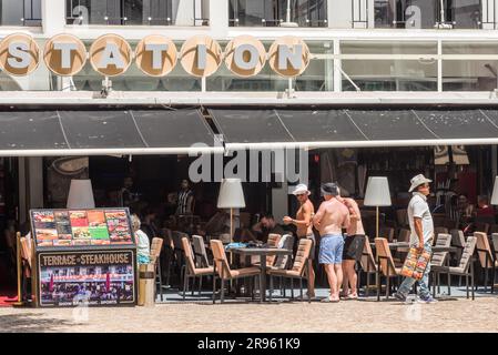 Albufeira, Portugal - 24. Juni 2023: Touristen, die sich im Sommer im Badeort Albufeira in der südlichen Algarve Portugals entspannen Stockfoto