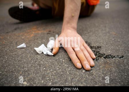 Stift Göttweig/Furth bei Göttweig, Österreich. 24. Juni 2023 Klimaaktivist der Gruppe Last Generation Austria "Letzte Generation Österreich", auf die Straße geklebt, blockiert den Konvoi des bulgarischen Präsidenten und angeblich des österreichischen Kanzlers Karl Nehammer nach einem europäischen Gipfel im Schloss. ©Andreas Stroh Stockfoto