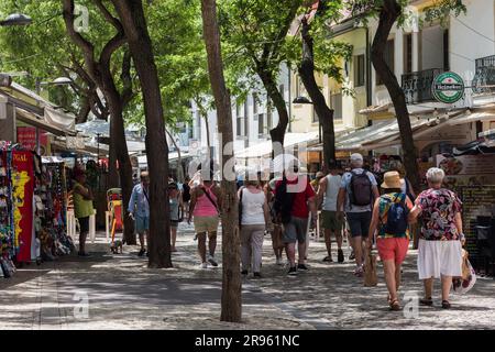 Albufeira, Portugal - 24. Juni 2023: Touristen, die sich im Sommer im Badeort Albufeira in der südlichen Algarve Portugals entspannen Stockfoto