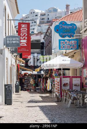 Albufeira, Portugal - 24. Juni 2023: Touristen, die sich im Sommer im Badeort Albufeira in der südlichen Algarve Portugals entspannen Stockfoto