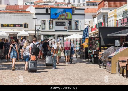 Albufeira, Portugal - 24. Juni 2023: Touristen, die sich im Sommer im Badeort Albufeira in der südlichen Algarve Portugals entspannen Stockfoto