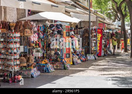 Albufeira, Portugal - 24. Juni 2023: Touristen, die sich im Sommer im Badeort Albufeira in der südlichen Algarve Portugals entspannen Stockfoto