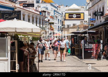 Albufeira, Portugal - 24. Juni 2023: Touristen, die sich im Sommer im Badeort Albufeira in der südlichen Algarve Portugals entspannen Stockfoto