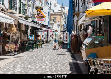 Albufeira, Portugal - 24. Juni 2023: Touristen, die sich im Sommer im Badeort Albufeira in der südlichen Algarve Portugals entspannen Stockfoto