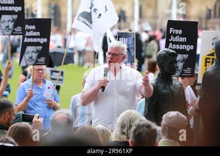 London, Großbritannien. 24. Juni 2023 Kristinn Hrafnsson, Chefredakteur von WikiLeaks, während eines Protestes von Anhängern von Julian Assange am Parliament Square. Kredit: Waldemar Sikora/Alamy Live News Stockfoto