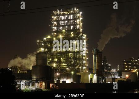 Nachtansicht des Chemiewerks in Kawasaki, Japan Stockfoto