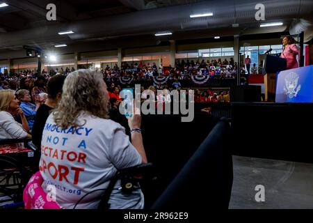 Charlotte, Usa. 24. Juni 2023. US-Vizepräsidentin Kamala Harris spricht am 23. Juni 2023 im Grady Cole Center in Charlotte, North Carolina, USA, anlässlich des einjährigen Jubiläums der Entscheidung des US Supreme Court in Dobbs. Mit dem Urteil des Obersten Gerichtshofs der USA in der Rechtssache Dobbs gegen Jackson Women's Health Organization wurde der wegweisende Fall von Abtreibungsrechten von Roe gegen Wade aufgehoben. Kredit: Abaca Press/Alamy Live News Stockfoto