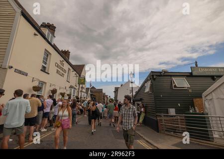 Leigh on Sea, Großbritannien. Juni 2023. Eine lebhafte Straßenszene in Leigh-on-Sea, Essex, zeigt Menschenmassen, die sich vor dem Crooked Billet Pub und dem Fischladen Osborne Bros treffen. Die Atmosphäre deutet auf eine lokale Veranstaltung oder einen Markttag hin, bei dem sich die Menschen unter teilweise bewölktem Himmel mischen. Die Leute stehen an, um Getränke im Crooked Billet zu bekommen. Die Leute draußen in Old Leigh auf dem Meer genießen das heiße Wetter. Penelope Barritt/Alamy Live News Stockfoto