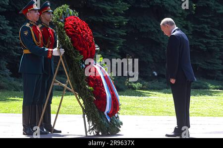 Der russische Präsident Putin nimmt am Grab des unbekannten Soldaten Teil. (Foto: Büro des russischen Präsidenten) Stockfoto