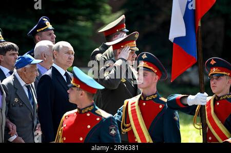 Der russische Präsident Putin nimmt am Grab des unbekannten Soldaten Teil. Rechts von Putin steht der russische Verteidigungsminister Sergei Shoigu. (Foto: Büro des russischen Präsidenten) Stockfoto