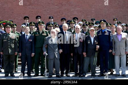 Der russische Präsident Putin nimmt am Grab des unbekannten Soldaten Teil. (Foto: Büro des russischen Präsidenten) Stockfoto