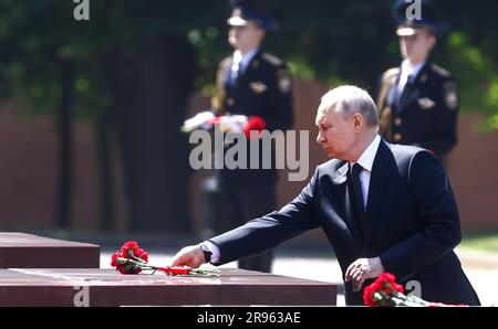 Der russische Präsident Putin nimmt am Grab des unbekannten Soldaten Teil. (Foto: Büro des russischen Präsidenten) Stockfoto