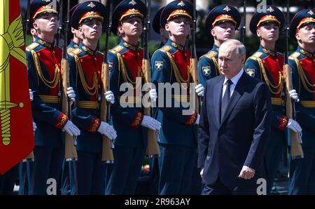 Der russische Präsident Putin nimmt am Grab des unbekannten Soldaten Teil. (Foto: Büro des russischen Präsidenten) Stockfoto