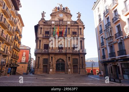 Pamplona, Spanien - 31. Juli 2022: Gebäude des Rathauses in Pamplona, Navarra, Spanien Stockfoto