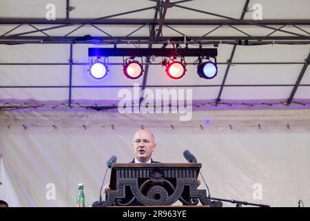 Berlin, Deutschland. 24. Juni 2023. Kai Wegner (CDU), der amtierende Bürgermeister von Berlin, spricht auf einem Bürgerfestival und einer Feier anlässlich des 75. Jahrestags des Beginns des Berliner Lufttransports und des 60. Jahrestages der legendären Rede von John F. Kennedy vor dem Rathaus Schöneberg. Kredit: Carsten Koall/dpa/Alamy Live News Stockfoto