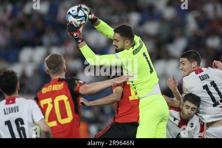 Tiflis, Georgia. 24. Juni 2023. Der georgische Torwart Giorgi Mamardaschwili kämpft für den Ball während des zweiten Spiels der Gruppenbühne (Gruppe A) zwischen Georgien und Belgien bei der UEFA-Europameisterschaft Under21 in Tiflis, Georgien, am Samstag, den 24. Juni 2023. Die UEFA-Europameisterschaft Under21 findet vom 21. Juni bis zum 08. Juli in Georgien und Rumänien statt. BELGA FOTO BRUNO FAHY Kredit: Belga News Agency/Alamy Live News Stockfoto