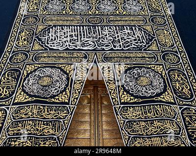 Arabische kalligraphische Inschriften und islamische Kunstdekoration am Al-Kaaba-Vorhang in der Al-Haram-Moschee - Mekka Saudi-Arabien - Hajj und umra Stockfoto