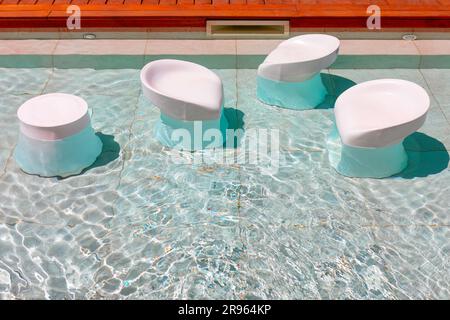 Keramiksitze im Schwimmbad. Pool Barhocker Luxus Urlaub Stockfoto