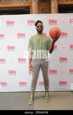 NY, USA. 16. Mai 2023. Manhattan Theatre Club, New York, USA, 16. Mai 2023 - Tarell Alvin McCraney bei der Spieleröffnung VON KÖNIG JAMES in New York City, 16. Mai 2023. Foto: Giada Papini Rampelotto/EuropaNewswire (Kreditbild: © Luiz Rampelotto/ZUMA Press Wire) NUR REDAKTIONELLE VERWENDUNG! Nicht für den kommerziellen GEBRAUCH! Stockfoto