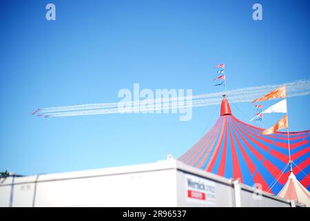 Die roten Pfeile fliegen über dem Glastonbury Festival auf der Worthy Farm in Somerset. Foto: Samstag, 24. Juni 2023. Stockfoto