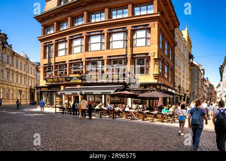 Prag, Böhmen – CZ – 4. Juni 2023 Blick auf das Grand Cafe Orient House der Schwarzen Madonna. Das Gebäude symbolisiert den einzigartigen tschechischen Beitrag Stockfoto