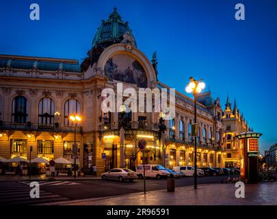 Prag, Böhmen – CZ – 2. Juni 2023 Blaue Stunde Blick auf das Stadthaus, ein Stadthaus, in dem die Smetana Hall, ein gefeierter Konzertsaal, in P untergebracht ist Stockfoto