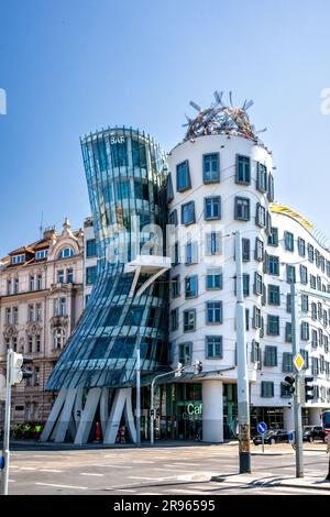 Prag, Böhmen - CZ - 4. Juni 2023 das Tanzende Haus, oder Fred und Ginger, ist der Spitzname für das Nationale-Nederlanden-Gebäude auf der Rašínovo Stockfoto