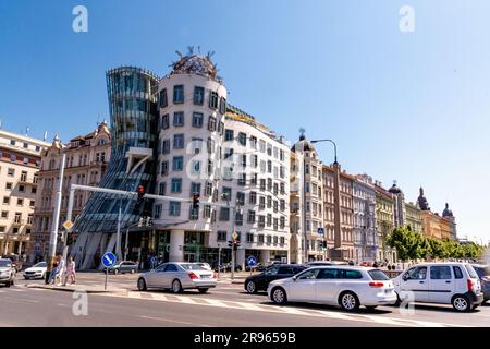 Prag, Böhmen - CZ - 4. Juni 2023 das Tanzende Haus, oder Fred und Ginger, ist der Spitzname für das Nationale-Nederlanden-Gebäude auf der Rašínovo Stockfoto