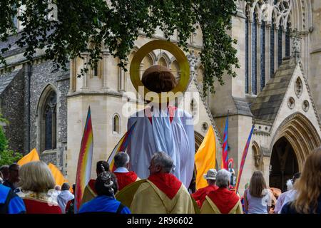 St Albans, Vereinigtes Königreich, 24. Juni 2023, Alban Pilgrimage, eine herrliche Prozession zur Feier von Alban, Großbritanniens erstem heiligen. Jedes Jahr gehen 12ft große Karnevalspuppen, die Figuren aus der Geschichte von St. Alban repräsentieren, auf die Straße, um seine historische Geschichte nachzuahmen. Die Puppen werden von Menschen jeden Alters begleitet, die als Löwen, römische Soldaten, Engel, Streitwagen und mehr gekleidet sind. Andrew Lalchan Photography/Alamy Live News Stockfoto