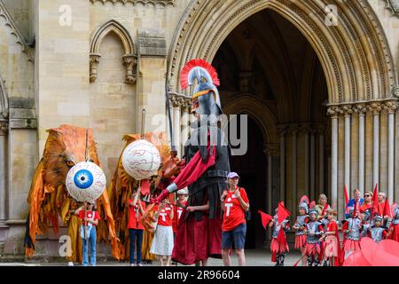 St Albans, Vereinigtes Königreich, 24. Juni 2023, Alban Pilgrimage, eine herrliche Prozession zur Feier von Alban, Großbritanniens erstem heiligen. Jedes Jahr gehen 12ft große Karnevalspuppen, die Figuren aus der Geschichte von St. Alban repräsentieren, auf die Straße, um seine historische Geschichte nachzuahmen. Die Puppen werden von Menschen jeden Alters begleitet, die als Löwen, römische Soldaten, Engel, Streitwagen und mehr gekleidet sind. Andrew Lalchan Photography/Alamy Live News Stockfoto